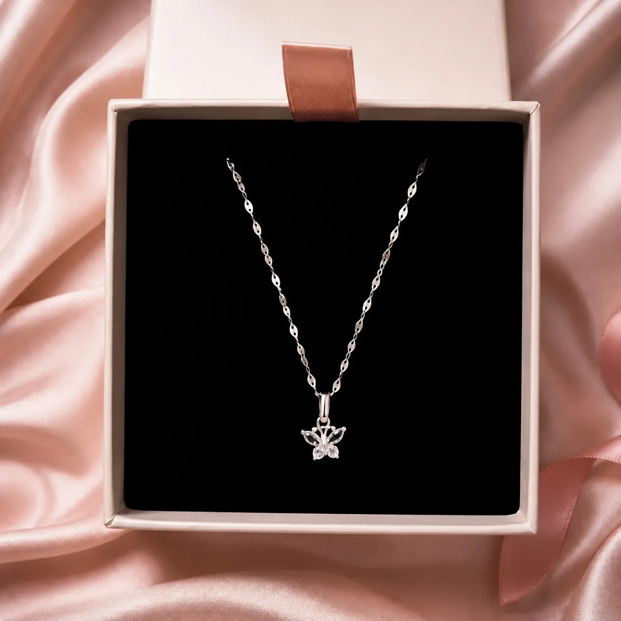 Collar mariposas blanco 🤍