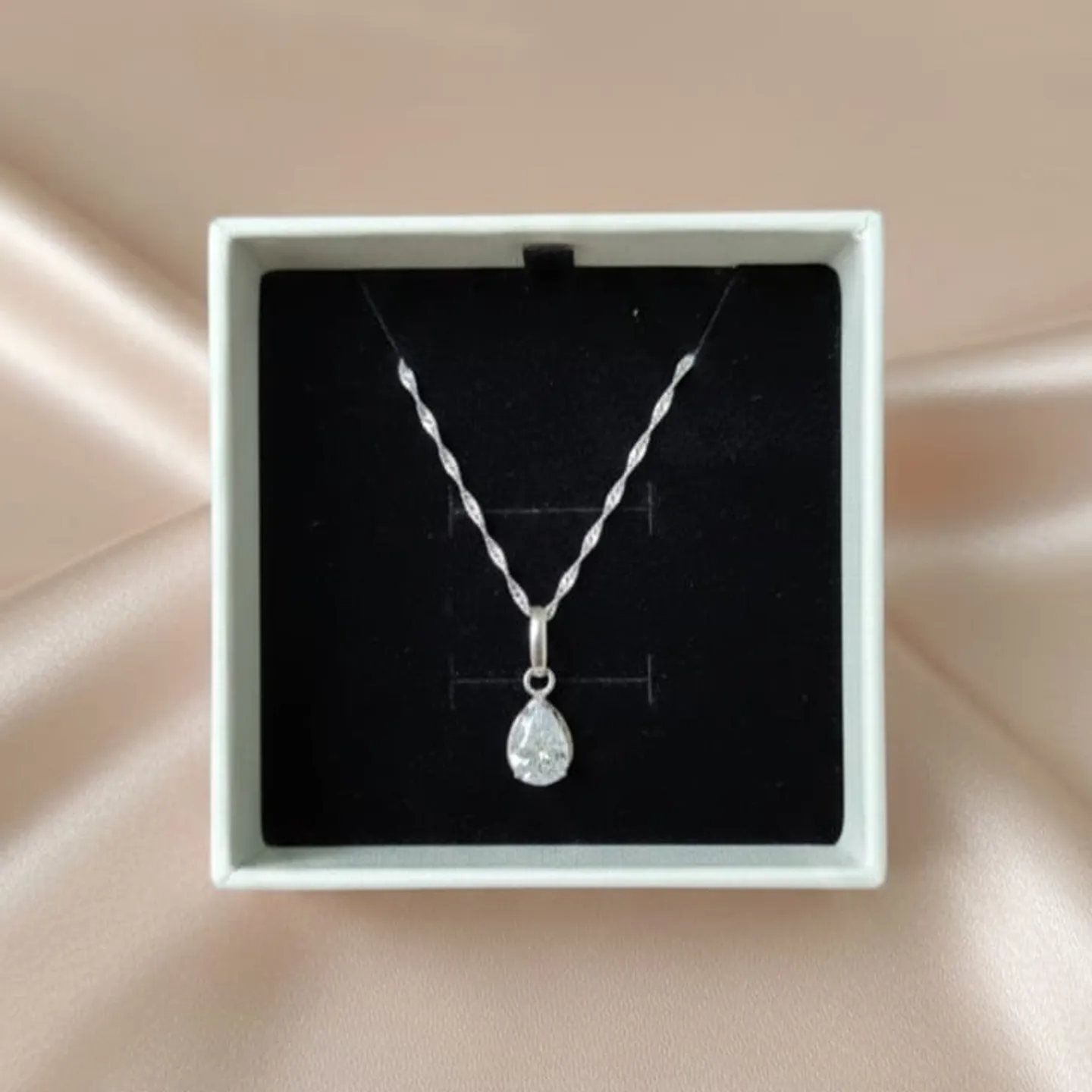 Collar elegante corte gota